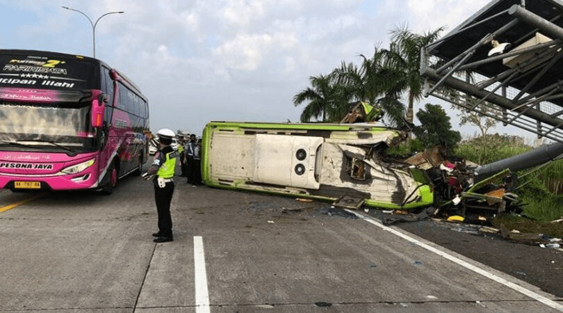 Petugas kepolisian mengevakuasi korban kecelakaan bus Ardyansyah  di Tol Surabaya-Mojokerto, Senin (