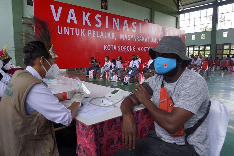 Ilustrasi: Petugas bersiap menyuntikan vaksin di gedung Natalyon 762 Vira Yudha Sakti, Sorong, Papua