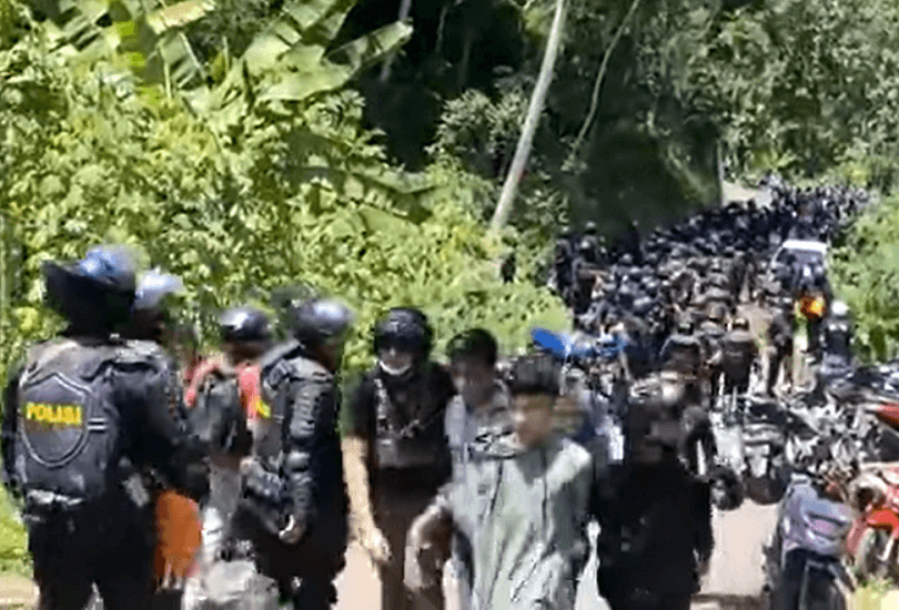 Tangkapan layar video petugas menangkap warga Wadas, Purworejo, Jateng penolak tambang, Selasa (08/0