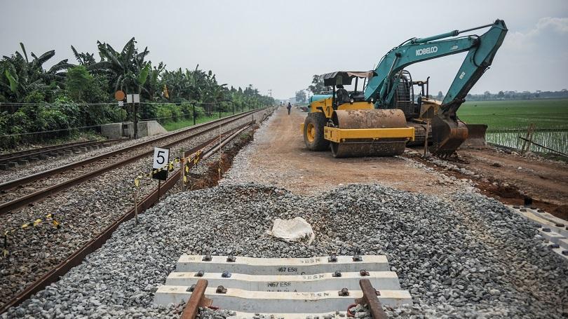  Ilustrasi: Petugas mengoperasikan alat berat untuk proyek jalur ganda kereta api, Cimekar, Jabar, J