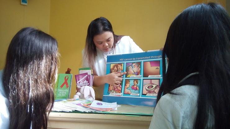 Pendidikan soal reproduksi di layanan kesehatan remaja sekolah menengah. (Foto: Madonna Virola) 