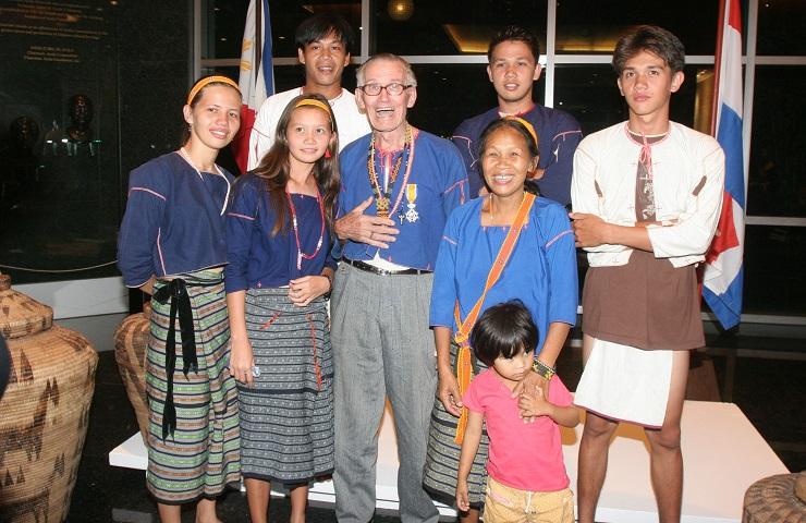 Antoon Postma bersama keluarganya. (Foto: Mangyan Heritage Center)