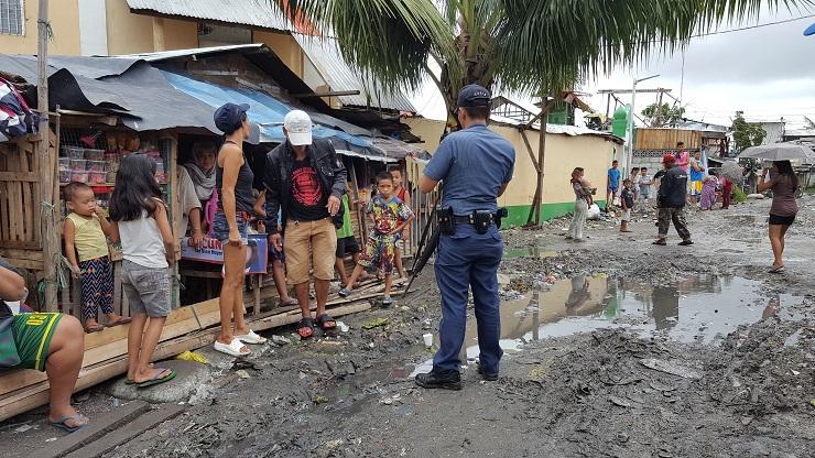 Polisi berpatroli di daerah padat penduduk di Manila. (Foto: Kate Lamb)