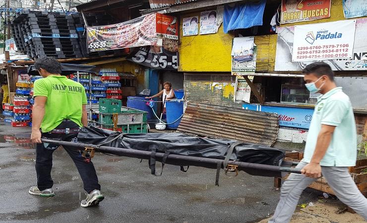 Korban perang anti-narkoba di Filipina tengah dievakuasi petugas. (Foto: Kate Lamb)