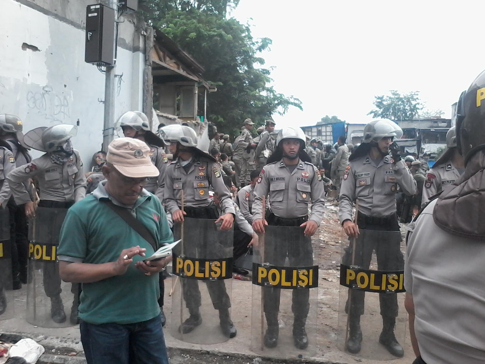 Polisi berjaga di lokasi penggusuran Kampung Pulo (Foto: Ninik Yuniati)