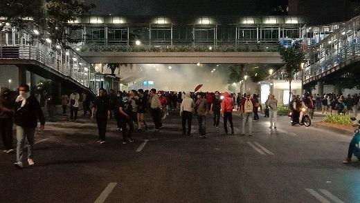Bubarkan Massa, Polisi Tembakkan Gas Air Mata di Simpang Susun Semanggi