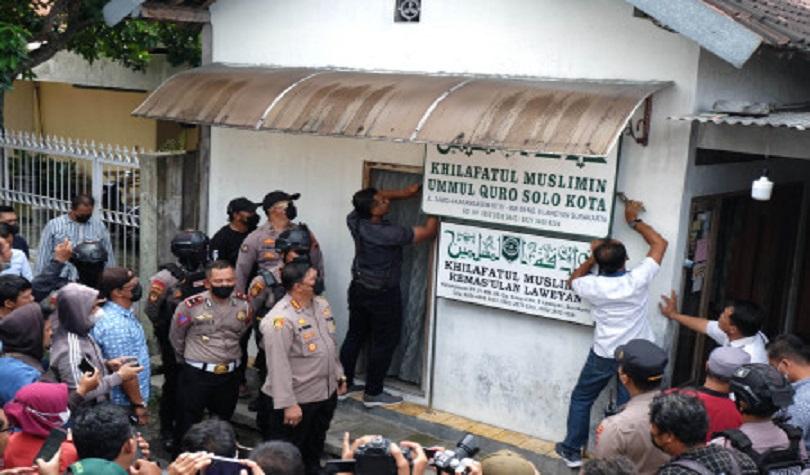 Polisi turunkan  papan Khilafatul Muslimin kantor cabang Solo, Jateng, Kamis (9/6/22). (Antara/Maula