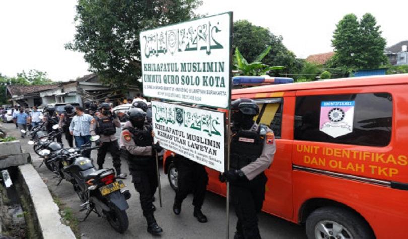 Polisi turunkan  papan Khilafatul Muslimin kantor cabang Solo, Jateng, Kamis (9/6/22). (Antara/Maula