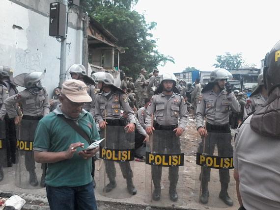 Polisi berjaga saat penggusuran kampung Pulo, Jakarta Timur (Foto: KBR/Ninik Y.)