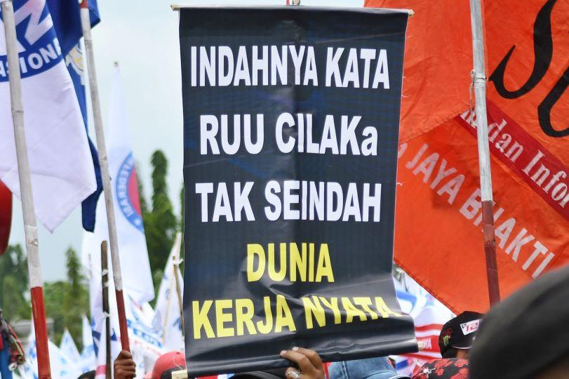 LBH Jakarta: Omnibus Law Bikin Buruh Gampang Kena PHK
