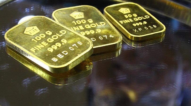Ilustrasi: Pramuniaga menunjukkan emas untuk investasi atau batangan Antam di sebuah gerai emas di M