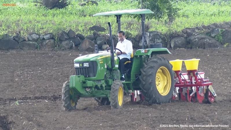 Presiden Joko Widodo menanam bibit menggunakan traktor, Kecamatan Kelara, Kabupaten Jeneponto, Sulaw