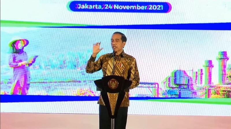 Presiden Joko Widodo saat menghadiri rapat Koordinasi Nasional dan Anugerah Layanan Investasi 2021. 