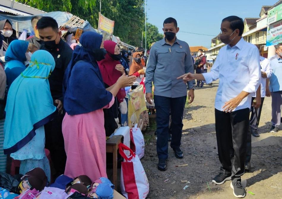 Jokowi Membagikan Beragam Bantuan di Cirebon