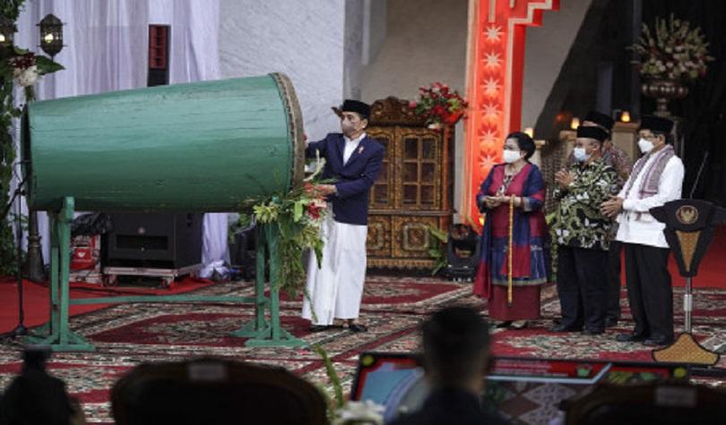 Presiden Jokowi dan Ketum PDIP Megawati saat peresmian Masjid At-Taufiq di Lenteng Agung, Jakarta, R