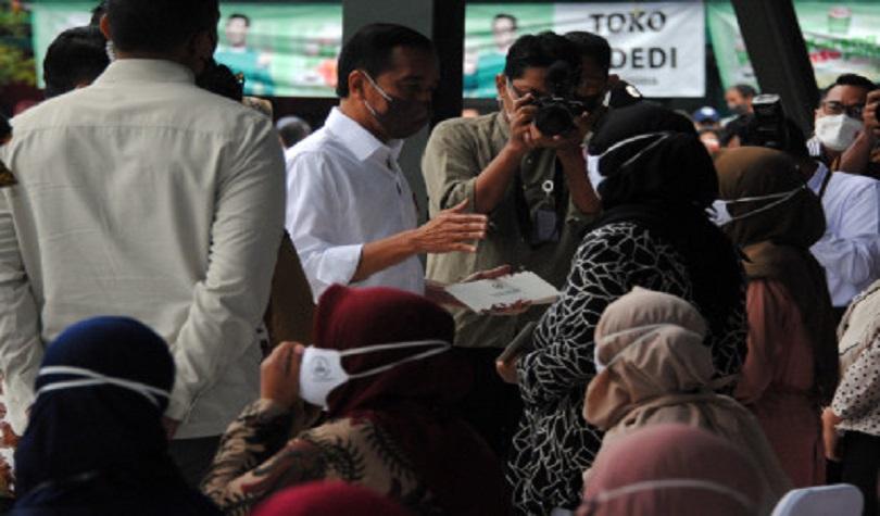 Presiden Jokowi membagikan BLT  minyak goreng kepada warga di Pasar Rakyat Cisarua, Kabupaten Bogor,