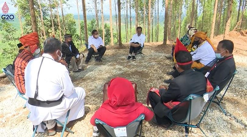 Presiden Jokowi menerima masukan IKN Nusantara dari perwakilan tokoh adat, Penajam Paser Utara, Seni