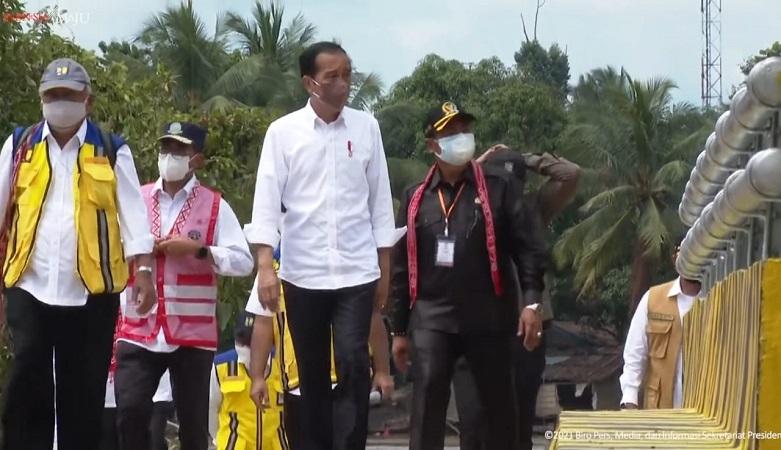 Presiden Jokowi saat meninjau pembangunan tanggul pengendali banjir di Sintang, Kalbar. Rabu, (8/12/