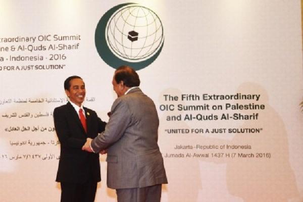 Presiden Joko Widodo (kiri) menyambut Presiden Pakistan Mamnoon Hussain sebelum berlangsungnya KTT L