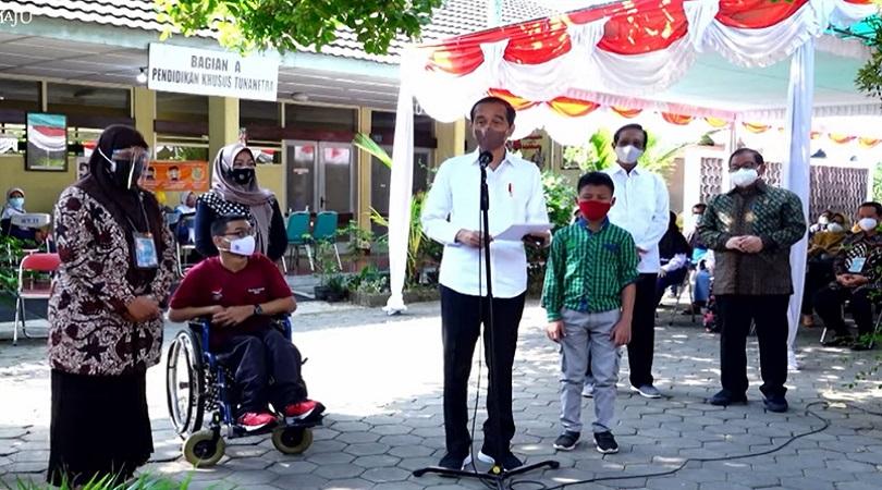 Presiden Jokowi tinjau vaksinasi disabilitas dan abdi dalem kraton Yogyakarta, Jumat (10/09). (KBR/S