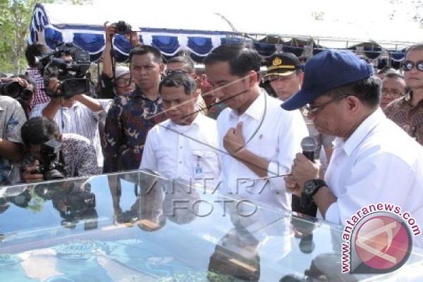 Presiden Joko Widodo tinjau pembangunan bendungan Raknamo. Foto: Antara