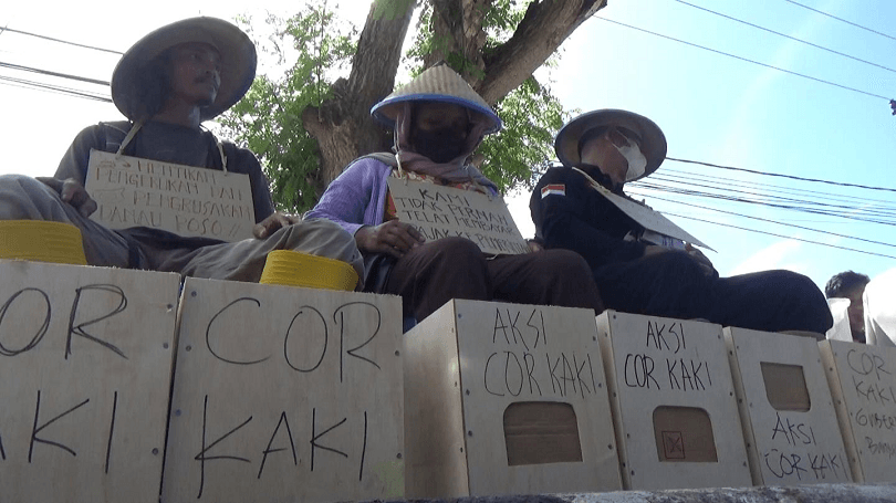 Protes PLTA, Petani Danau Poso  Aksi Cor Kaki di depan kantor Gubernur Sulteng, Selasa (24/5/22). (K