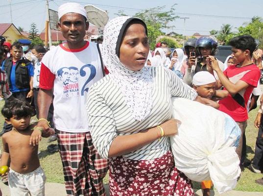 Warga muslim rohingnya di Kabupaten Aceh Utara dipindahkan ke barak pengungsian. Foto : KBR/Erwin Ja