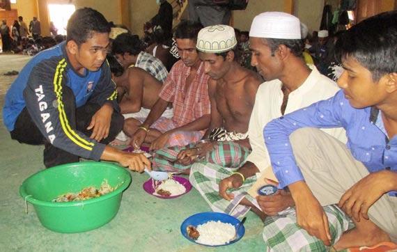 warga Rohingya Sedang Makan