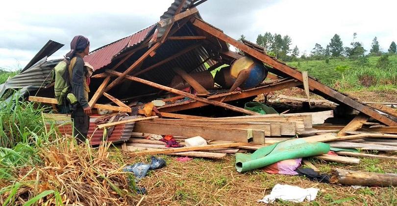 Rumah yang ambuk dirusak segerombolan gajah liar di Desa Negri Antara,   Kabupaten Bener Meriah, Ace