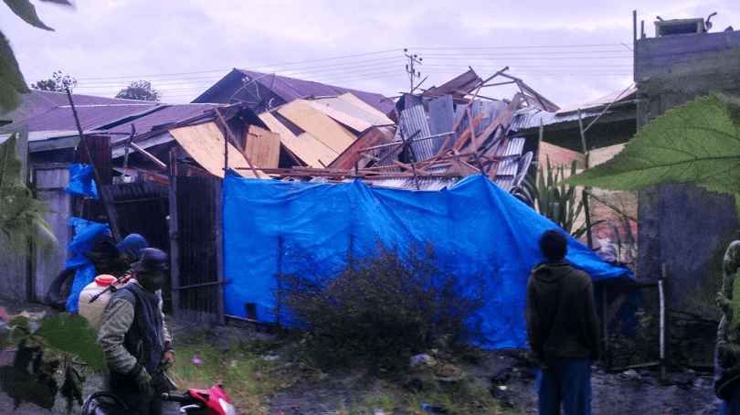 Rumah rusak diterjang angin puting beliung di Aceh, Minggu (29/5). (KBR/Ist)