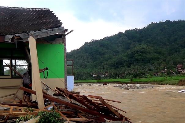 Sekolah Hanyut Dilanda Banjir, Disdik Trenggalek Relokasi Murid