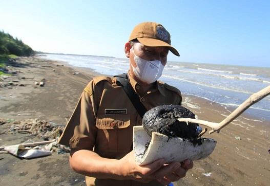 Gumpalan Hitam Mirip Minyak Mentah Tercecer di Pantai Indramayu