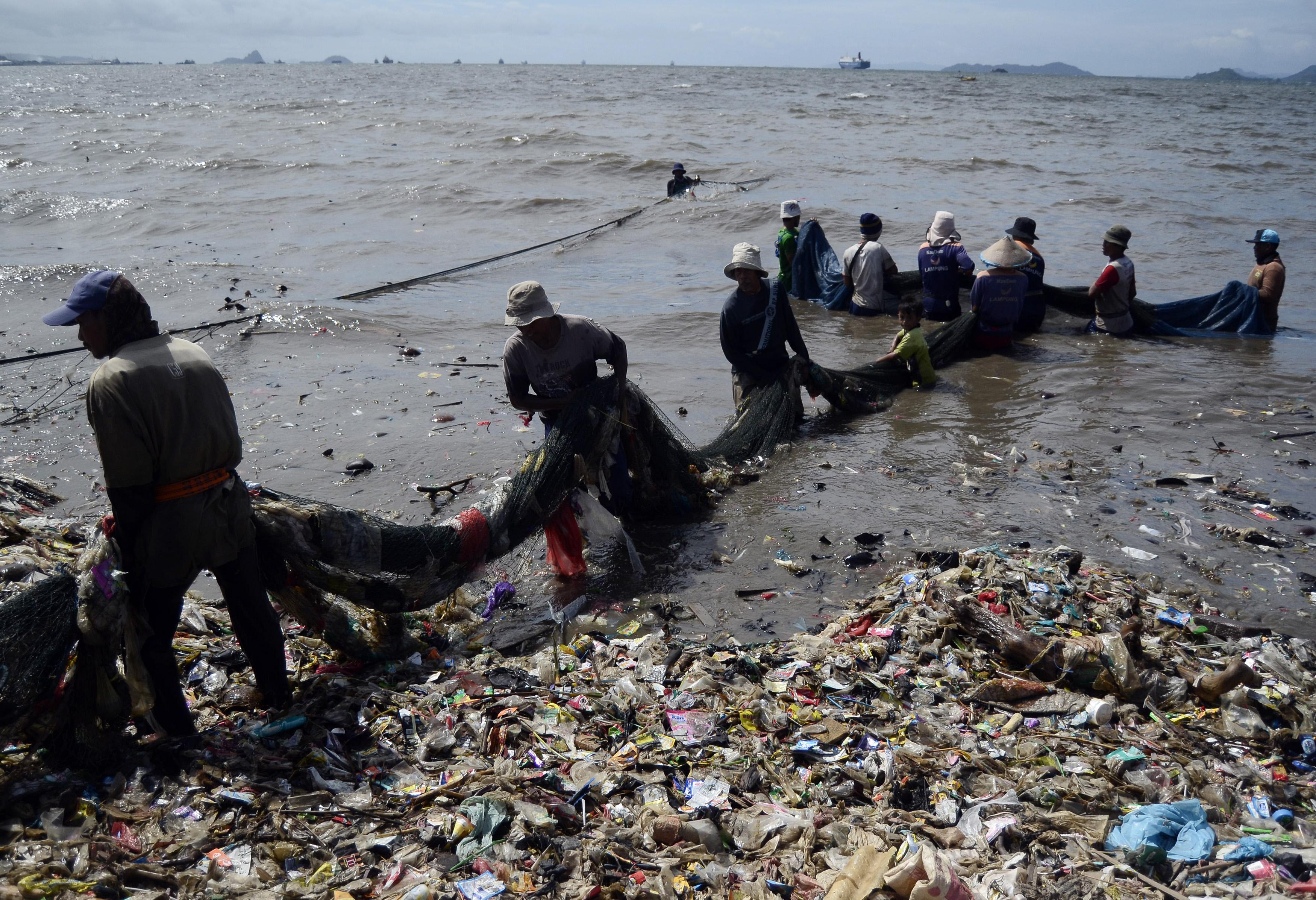 Kebijakan Luhut Soal Penanganan Plastik di Laut Diragukan