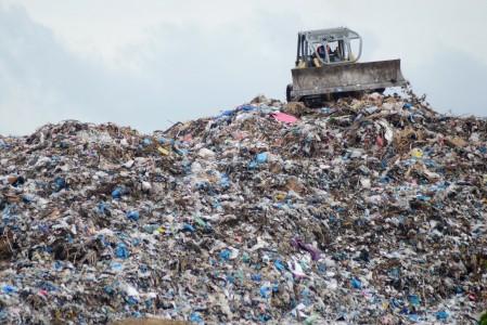 Khofifah Minta Tim Survei Tindak Importir Penyelundup Sampah Plastik di Jawa Timur