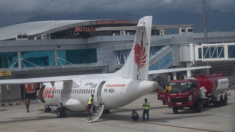 Ilustrasi: Sebuah pesawat komersil rute domestik mengisi bahan bakar di Bandara Mutiara Sis Aljufri,