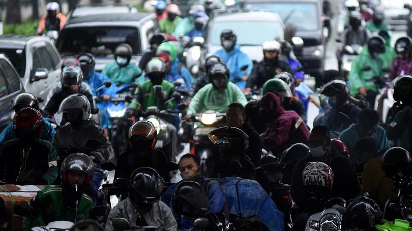 Ilustrasi: Sejumlah pengendara sepeda motor berteduh di bawah flyover Jalan TB Simatupang, Jakarta, 