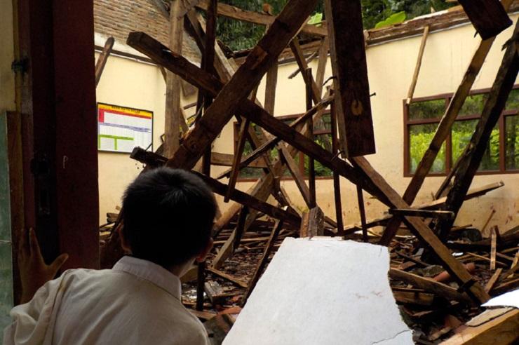 Diterjang Hujan & Angin, Bangunan Sekolah di Bondowoso Ambruk
