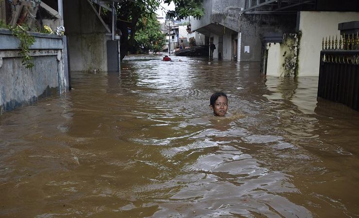 Warga Jaktim Mengungsi, Ketinggian Banjir Capai 1,5 Meter