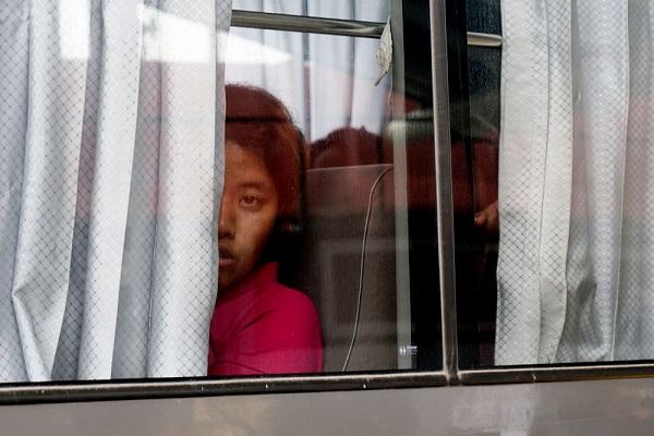 Seorang warga korban perdagangan orang usai diselamatkan dan tiba di Bandara Soekarno Hatta. (Antara