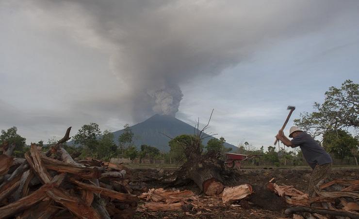 Erupsi Gunung Agung, Ribuan Orang Mengungsi dari Bali ke Lombok