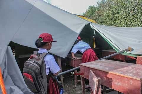 Tenda Rusak, Siswa Pengungsi Gunung Sinabung Belajar di Bawah Terik Matahari