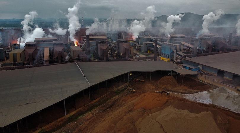 Ilustrasi: Kepulan asap dari pabrik smelter nikel di kawasan VDNI, Kecapatan Morosi, Konawe, Sulawes