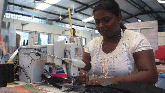 Pekerja di pabrik tekstil di Sri Lanka. (Foto: Ric Wasserman)