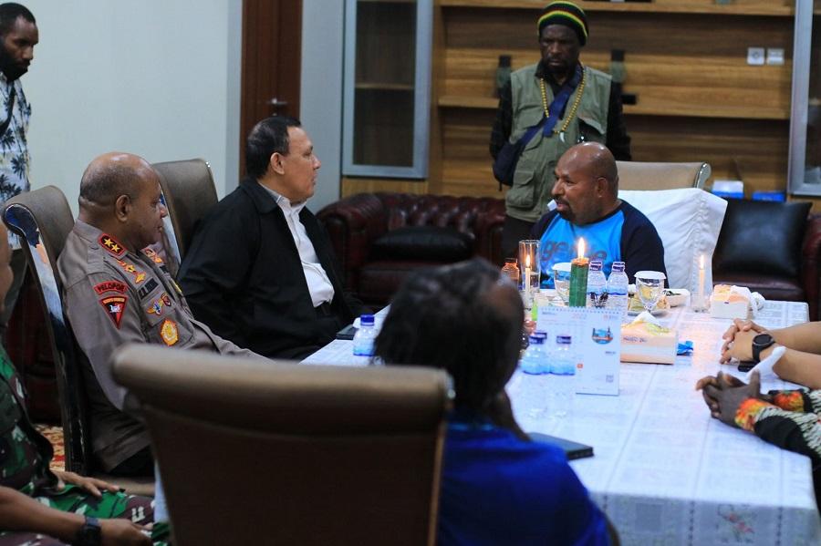 Penyidik KPK Periksa Gubernur Papua di Distrik Muaratami