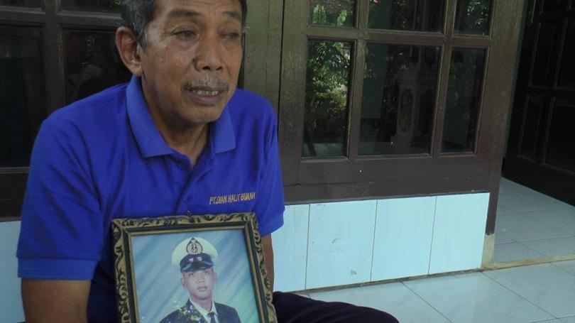 Keluarga Kru KRI Nanggala-402 di Rembang Berharap Jenazah Bisa Ditemukan