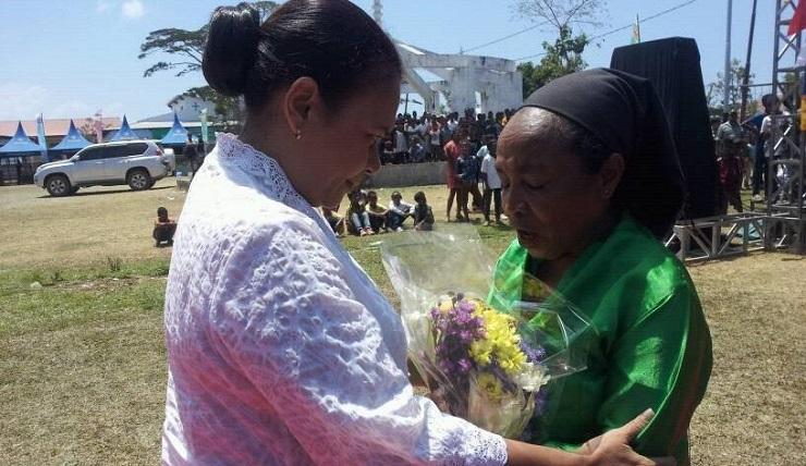 Madalena Soares (baju hijau) saat hari raya Perempuan Timor Leste. (Foto: Teodesia dos Reis)
