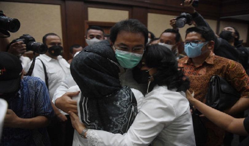Terdakwa Bekas Waka DPR Azis Syamsuddin  menunggu dimulainya sidang putusan kasus suap di Pengadilan
