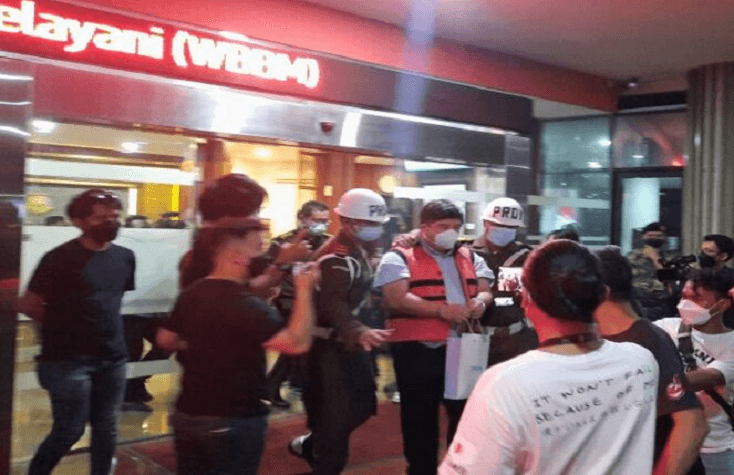Tersangka mafia minyak goreng Lin Che Wei digiring ke mobil tahanan  di Gedung Bundar, Kejagung, Jak