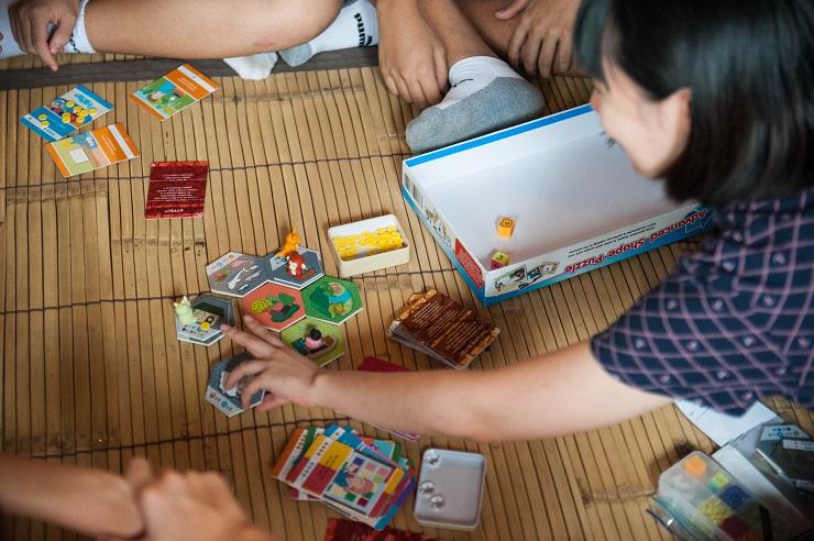 Perancang permainan Panida Tanchorean mengadakan pelatihan untuk anak-anak di Ubud Readers and Write