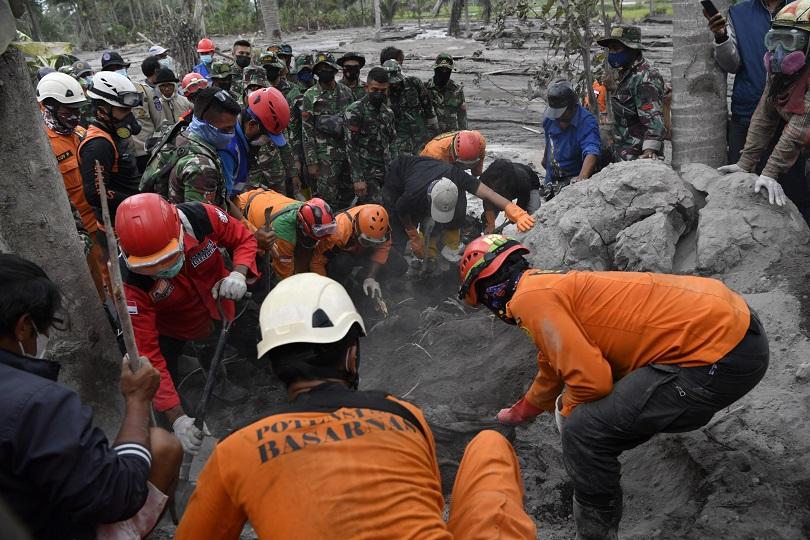 Evakuasi korban erupsi Gunung Semeru di Lumajang, Jawa Timur. 
